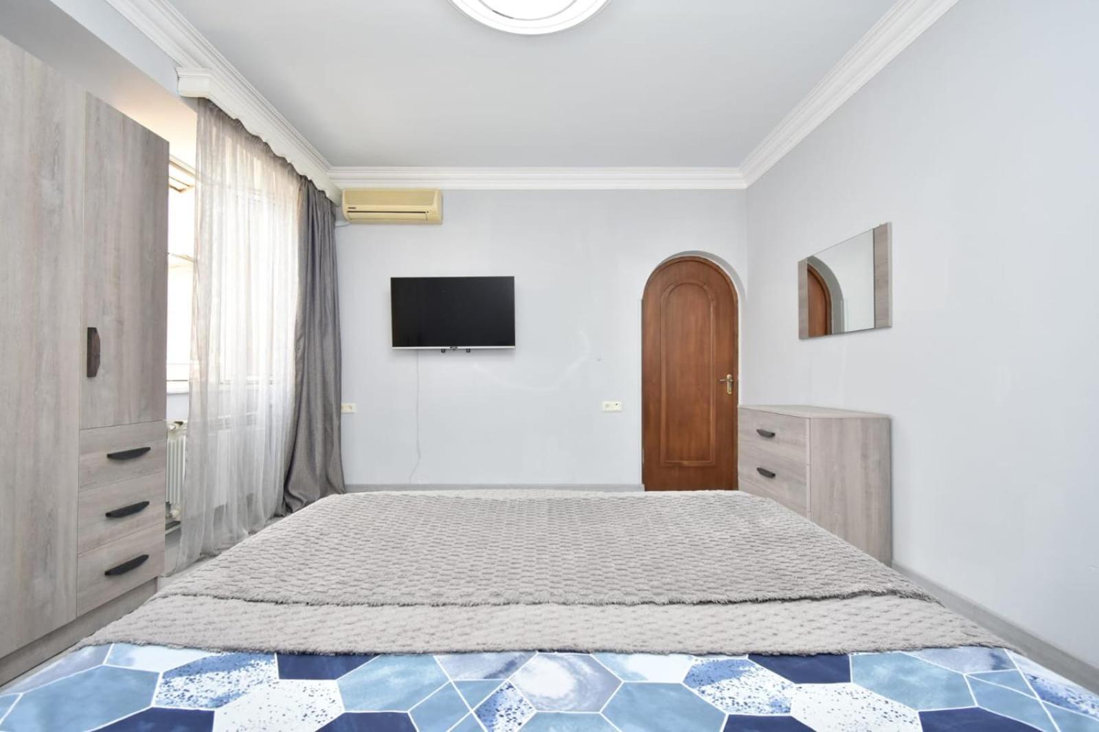 Luxury Spacious Apartment On Saryan Street.Centre Yerevan Exterior photo
